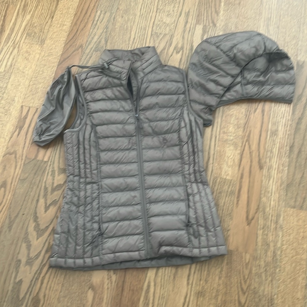 32% heat waistcoat with travel bag and hood that zips on and off